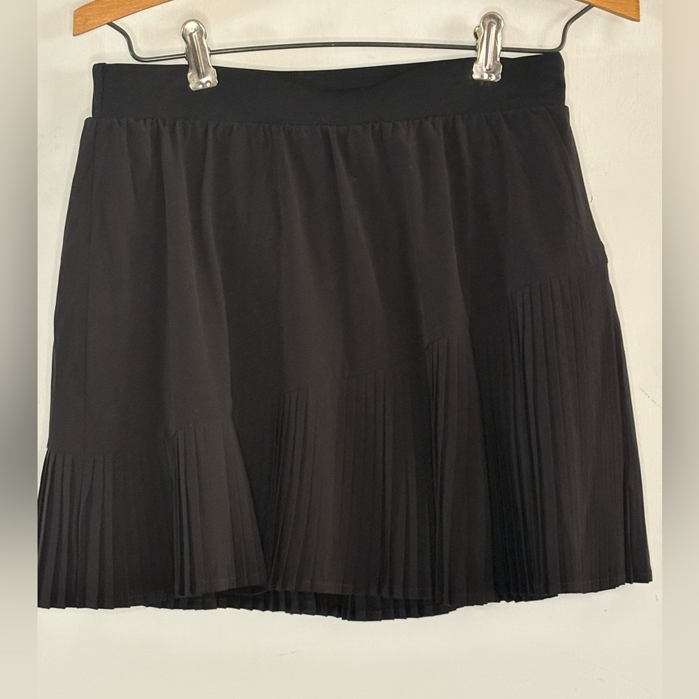 Spanx Yes Pleats black asymmetrical pleated skirt Size Medium